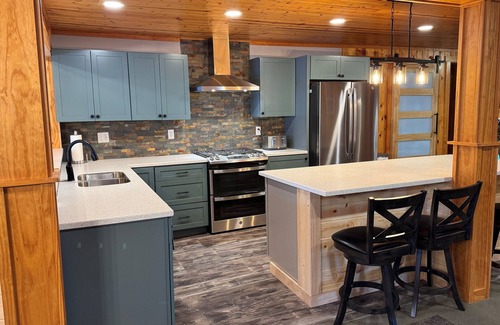 Tomahawk Cabin | Historic Lake Lodge | Peninsula Views | Laundry Room | Gourmet Kitchen + Beach