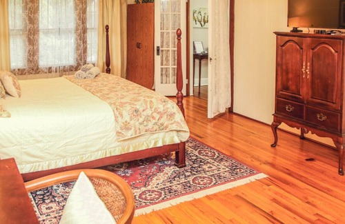 Landrum House | Historic Landrum Cottage: Minutes to Downtown