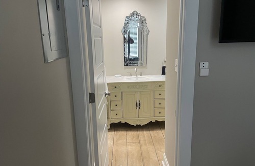 Rayne Apartment | Historic loft apartment sleeps 6 suite B