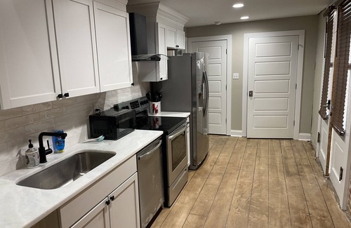 Rayne Apartment | Historic loft apartment sleeps 6 suite B