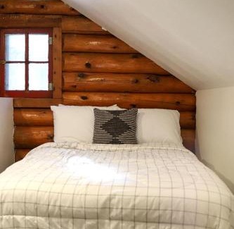 Rapid City House | Historic Log Cabin for South Dakota Glamping Getaways
