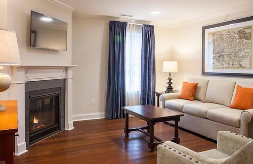 Williamsburg Resort | Historic Patrick Henry Square Resort