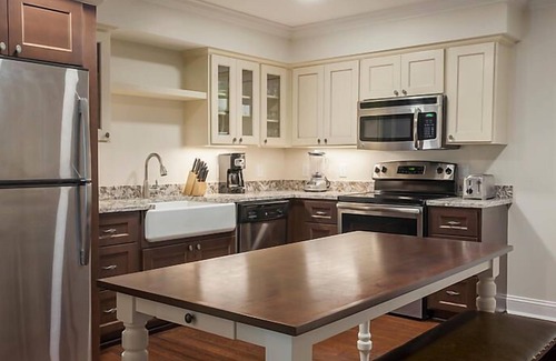 Williamsburg Resort | Historic Patrick Henry Square Resort