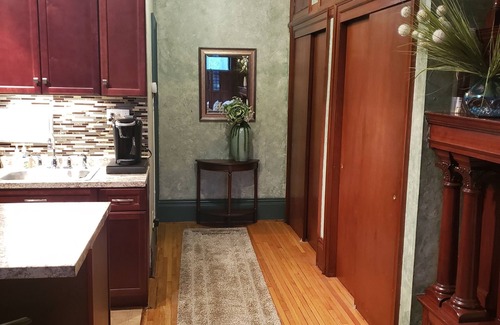 Albany Apartment | Historic Queen 1800's Studio Across From Washington Park!