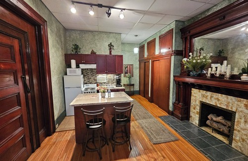Albany Apartment | Historic Queen 1800's Studio Across From Washington Park!