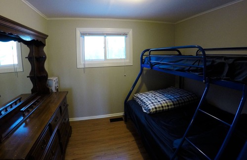 Montague Cottage | Historic Rideau Canal Cottage by the Locks (Nest by the Locks)