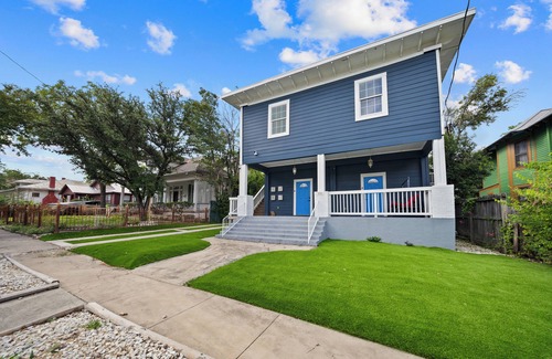 Alta Vista Apartment | Historic SA Apt l 30+ Day Stay Central & Airport
