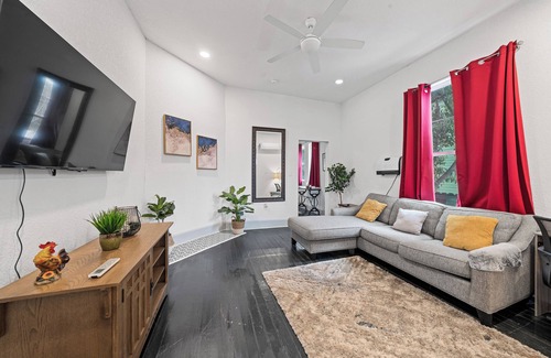 Alta Vista Apartment | Historic SA Apt l 30+ Day Stay Central & Airport