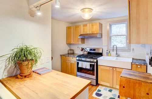 Saugerties South House | Historic Saugerties Home with Deck River Views!