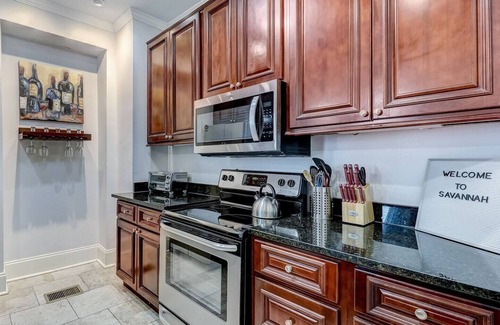 Eastside Condo | Historic Savannah Condo w/Outdoor Pool - 2bd+Bonus, Sleep 8. Walk to Everything!