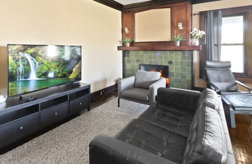 Near Northside House | Historic Space for Everyone!! 7 Bedrooms/10 bed/4.5 Bath, minutes from Downtown!