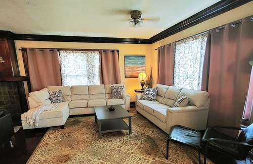 Near Northside House | Historic Space for Everyone!! 7 Bedrooms/10 bed/4.5 Bath, minutes from Downtown!