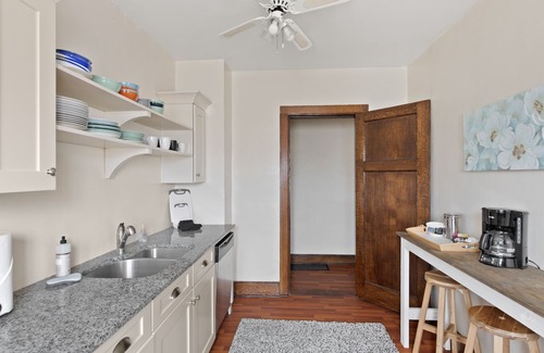 Near Northside House | Historic Space for Everyone!! 7 Bedrooms/10 bed/4.5 Bath, minutes from Downtown!