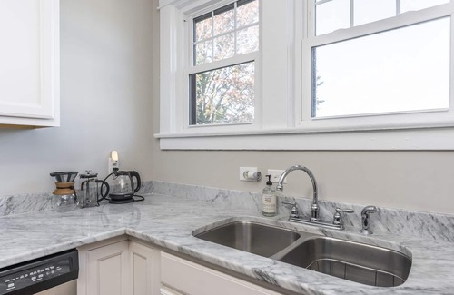 Hollywood - Mt. Vernon House | Historic, spacious home in Chevy Chase, perfect for big families! By downtown&UK