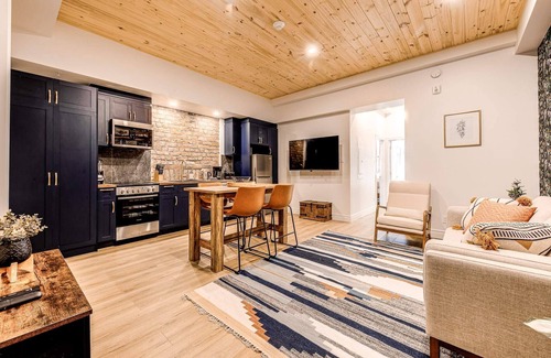 Vieux-Quebec-Cap-Blanc-colline Parlementaire Hotel | Historic Two Bedroom Facing Parliament