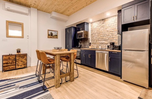 Vieux-Quebec-Cap-Blanc-colline Parlementaire Hotel | Historic Two Bedroom Facing Parliament