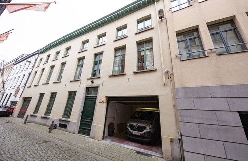 University District Apartment | HISTORIC UNIQUE GROUND FLOOR APARTMENT