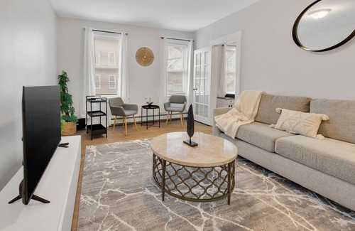 Mill River Apartment | Historic Wooster Square apt. Self check-in centralized location