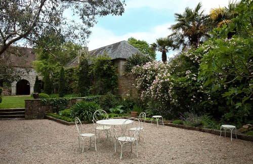 Hemevez House | Historical cottage at the château d'Hémevez