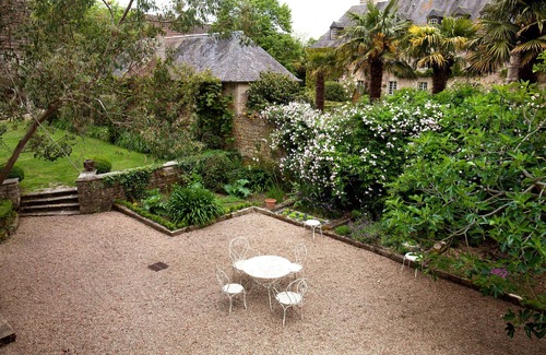 Hemevez House | Historical cottage at the château d'Hémevez