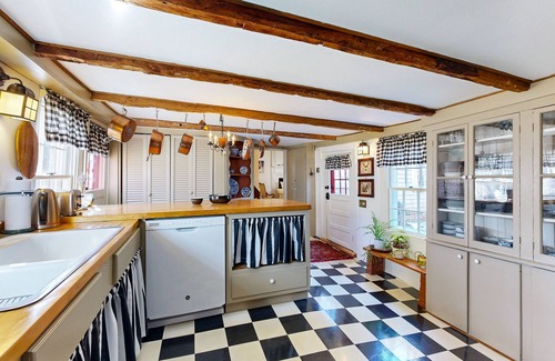 Sandwich House | Historical home built in 1680 with modern convenience & original charm