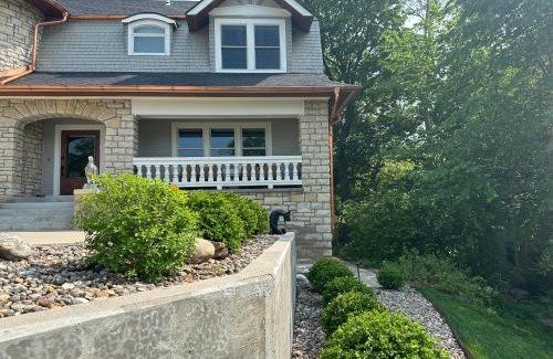 Des Moines Apartment | Historical Oscar Lofquist house in the heart of Des Moines