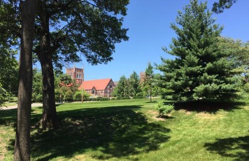 Des Moines Apartment | Historical Oscar Lofquist house in the heart of Des Moines