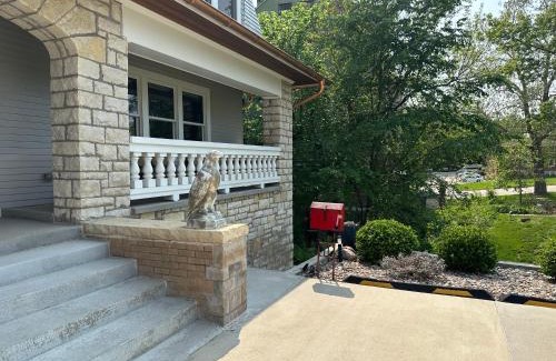 Des Moines Apartment | Historical Oscar Lofquist house in the heart of Des Moines