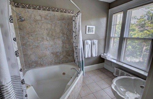 Waterford Valley House | History and Charm Downtown