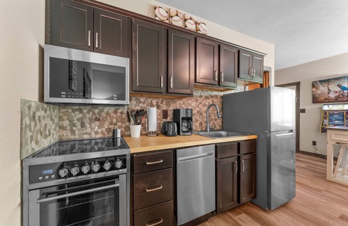Branson Condo | Hit a Home Run with Family Fun!Resort hot tub open