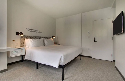 Foggy Bottom Hotel | Hive Queen, Hotel Hive, Clean and Modern, Historic