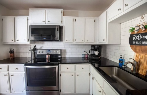 Crestline Heights House | Hoadley Home-Groups/Pets/Games/FastWiFi/Workspace