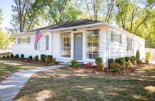 Crestline Heights House | Hoadley Home-Groups/Pets/Games/FastWiFi/Workspace