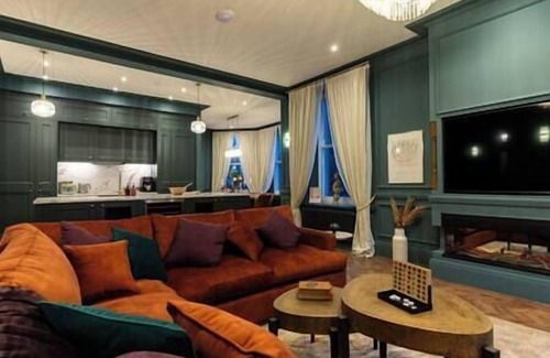 Buxton Apartment | Hob Hurst - Spacious 4 Bed Apt Hot Tub & Parking