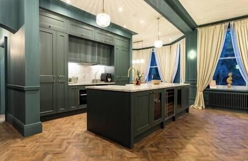 Buxton Apartment | Hob Hurst - Spacious 4 Bed Apt Hot Tub & Parking