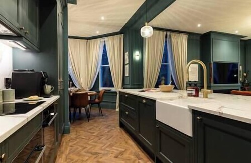 Buxton Apartment | Hob Hurst - Spacious 4 Bed Apt Hot Tub & Parking