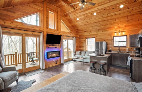 Logan House | Hocking Hills Cabin ~ The Pinot - Up to 6 Guests - Hot Tub-Firepit-Wifi
