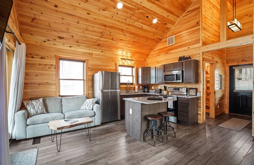 Logan House | Hocking Hills Cabin ~ The Pinot - Up to 6 Guests - Hot Tub-Firepit-Wifi