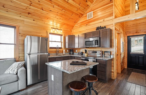 Logan House | Hocking Hills Cabin ~ The Pinot - Up to 6 Guests - Hot Tub-Firepit-Wifi