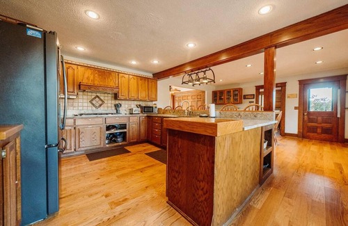 New Plymouth House | Hocking Hills Pool Hot Tub