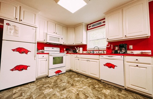 Fayetteville House | Hog House! Sleeps 11!