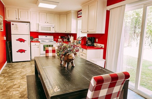 Fayetteville House | Hog House! Sleeps 11!