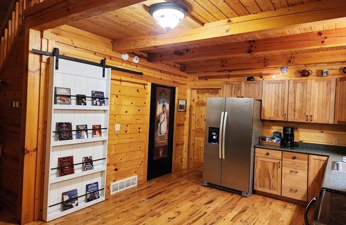 Rockbridge Cabin | Hogwarts Hideaway -XL Outdoor deck/Scenic Hot Tub/Movie Theater in Private Woods