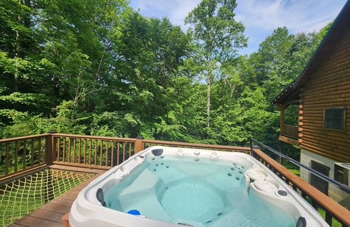Rockbridge Cabin | Hogwarts Hideaway -XL Outdoor deck/Scenic Hot Tub/Movie Theater in Private Woods