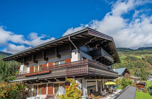 Schonbach Apartment | Holiday accommodation with balcony