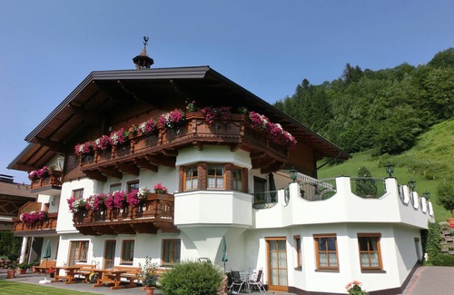 Alpendorf Apartment | Holiday Apartment "Landhaus Gruber" with Mountain View, Balcony & Wi-Fi