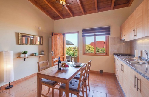 La Mancha House | Holiday Apartment "Casa Quemahierro 2" with Teide View, Pool and Garden