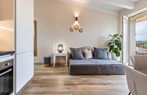 Cavaion Veronese Apartment | Holiday Apartment "Cavalino Boutique Apt 1" with Lake View, Balcony & Wi-Fi