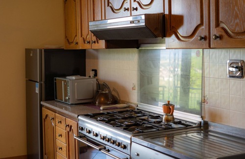 Gualdo Cattaneo Apartment | Holiday Apartment "Villa Rita - Lavanda" with Mountain View, Shared Pool & Wi-Fi