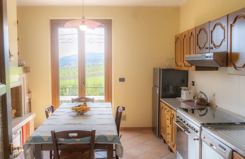 Gualdo Cattaneo Apartment | Holiday Apartment "Villa Rita - Lavanda" with Mountain View, Shared Pool & Wi-Fi